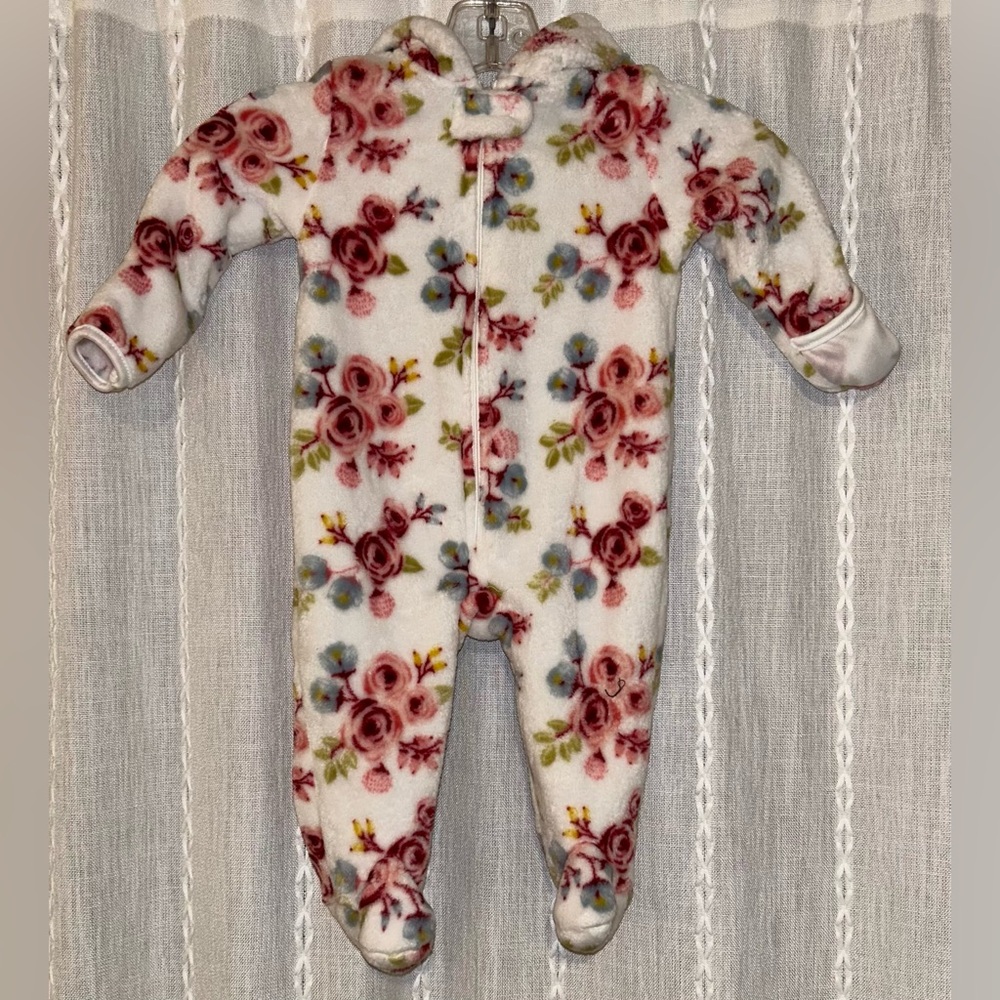 Le Top Bebe, sleeper, onesie. Pink floral patter sz. 6-9 mos.